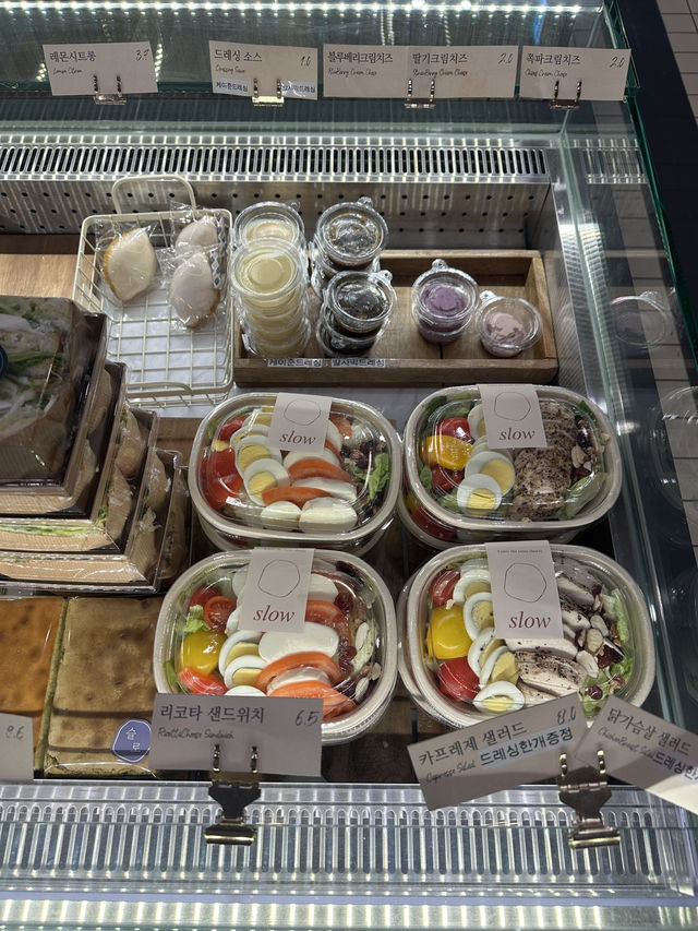 따듯한 분위기의 산본역 앞의 뷰를 즐길 수 있는 탁 트인 내부를 가진 베이커리 맛집