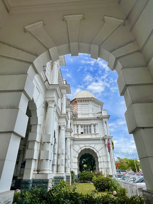 怡保（Ipoh）是馬來西亞霹靂州（Perak）的首府，也是該國第四大城市。這座城市以其錫礦開採歷史、美食、英殖民建築與自然景觀聞名。