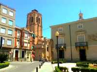 奧裡韋拉 (Orihuela) 為遊客提供了一個享受大海和陽光的好地方、一個宏偉的市中心