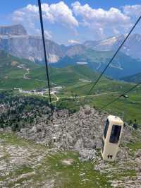 กระเช้าลับในเทือกเขา Dolomite Italy 
