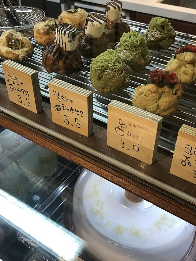 평리단길에 위치한 레트로 감성의 루프탑 카페