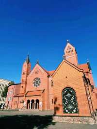 白俄羅斯著名古跡教堂景點：明斯克紅教堂Church of Saints Simon and Helena，適合打卡拍照