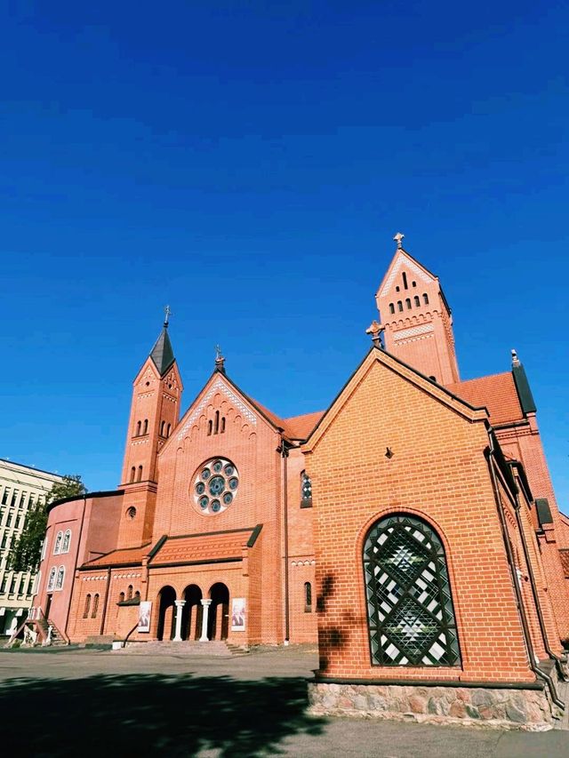 白俄羅斯著名古跡教堂景點：明斯克紅教堂Church of Saints Simon and Helena，適合打卡拍照