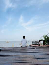 พักผ่อนสโลว์ไลฟ์ริมทะเลน้อยที่ “ชานไม้ชายเล” 