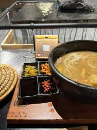 吞雲、吐霧、九宮格：皇帝式進食雲南米線