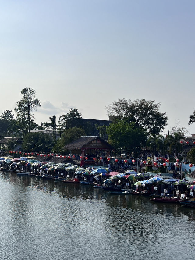 Floating Bites & Local Delights: Khlong Hae Market Uncovered