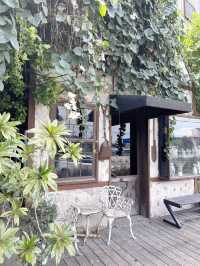 คาเฟ่ที่ปกคลุมไปด้วยต้นไม้ ที่บ้านบึง ชลบุรี