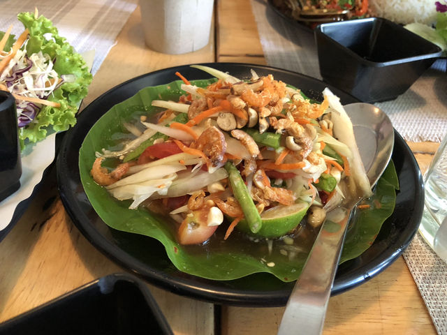 ソムタムの美味しい明るい店内のレストラン
