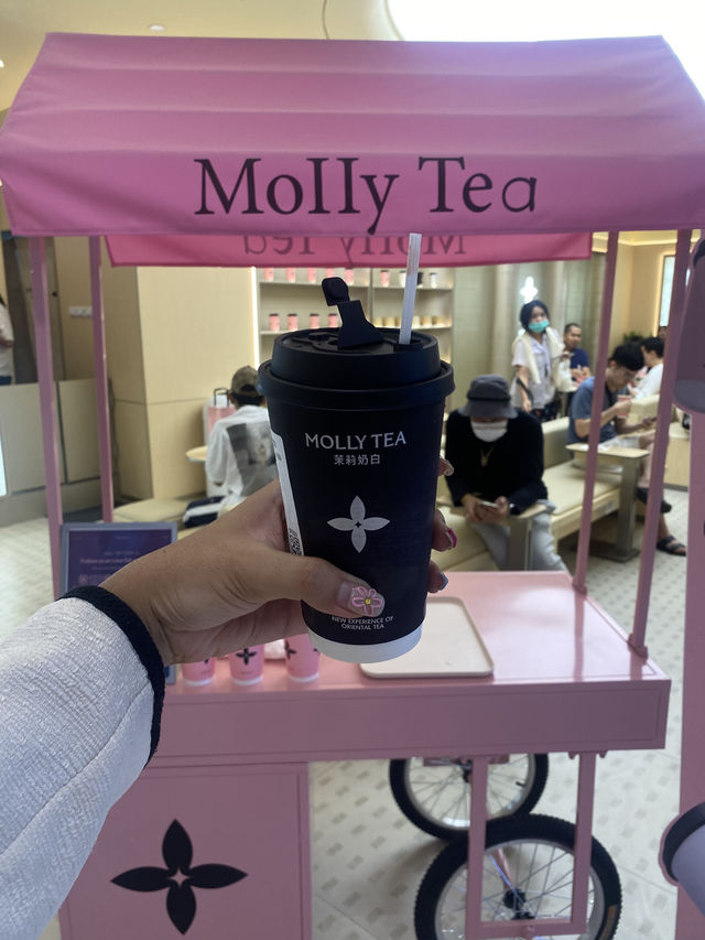 ดื่มชาพรีเมี่ยม Molly Tea เซ็นทรัลปิ่นเกล้า