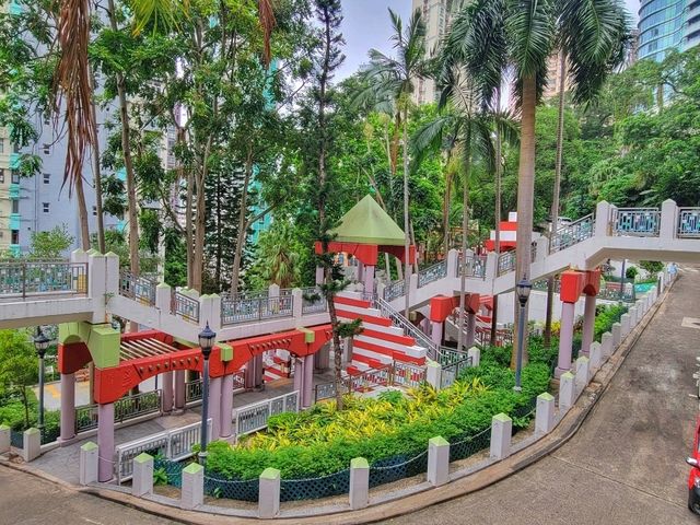 🏰✨ 堅巷公園——半山中的奇幻隱世角落!🌳🎠   🏰✨ 堅巷公園——半山中的奇幻隱世角落!🌳🎠