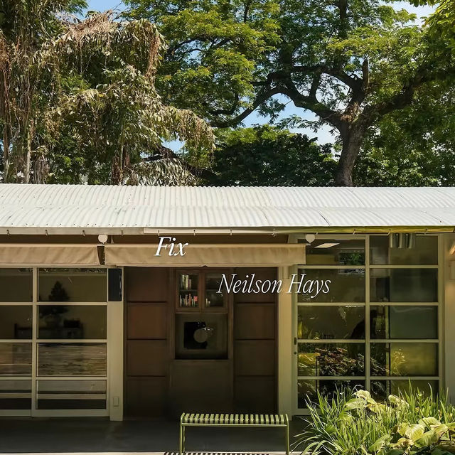 F.l.X Neilson Hays คาเฟ่ที่ผสมรวมกับสมุด