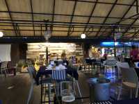 川を彩る素敵な料理🍽️🥂と風景🏞️と生演奏🎷🎸