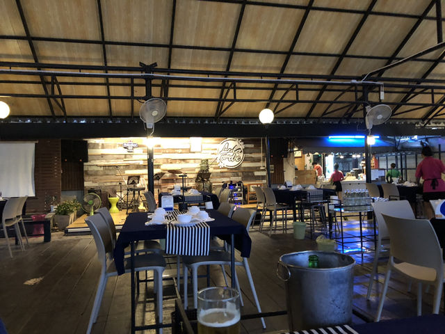 川を彩る素敵な料理🍽️🥂と風景🏞️と生演奏🎷🎸