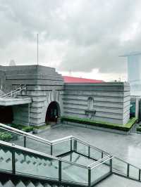 Majestic Sights in the Rain: An Afternoon Stroll by the Fullerton Bay Hotel 