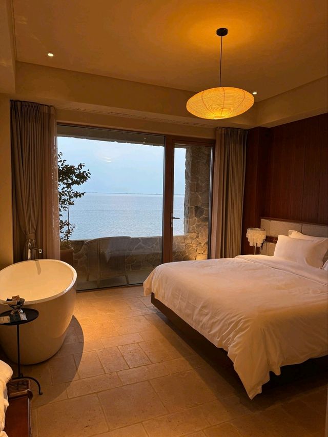 **A Slice of Paradise in Dali: Hushan Yunyin Qungshan Cliff Hotel** 