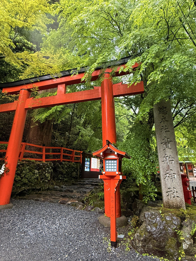 京都｜到貴船神社抽水籤 春有綠意秋楓紅 感受京都絕美詩意
