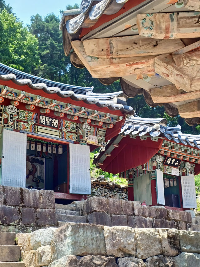 자연과 어우러진 고요한 산사