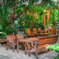 คาเฟ่เล็กๆในสวนบรรยากาศสุดชิลล์ร่มรื่น นั่งจิบกาแฟ