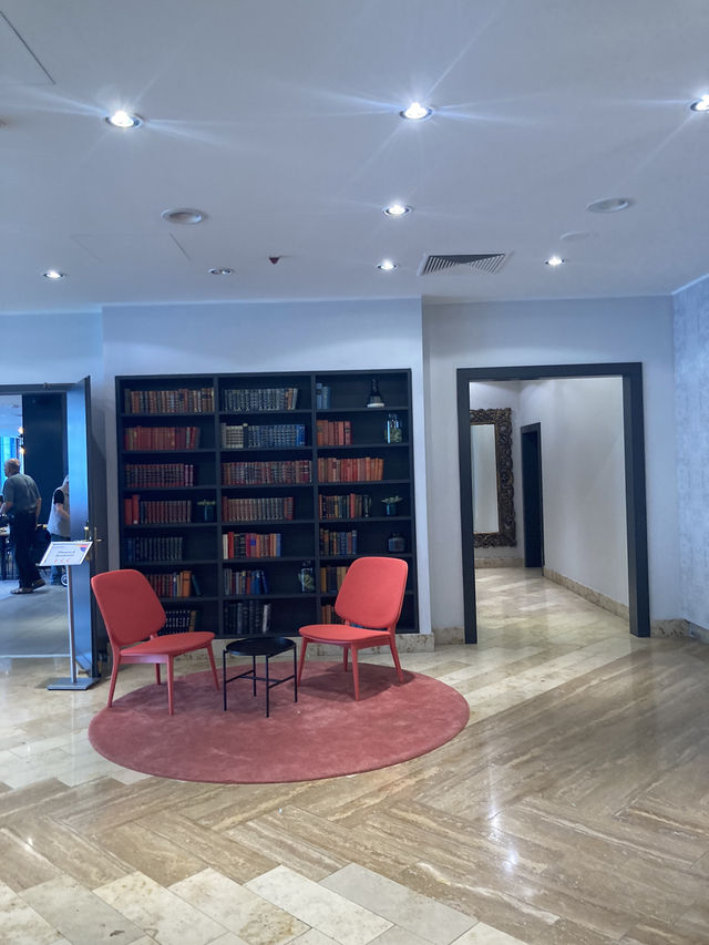 歐洲的飯店餐廳真是只能用大又美來形容