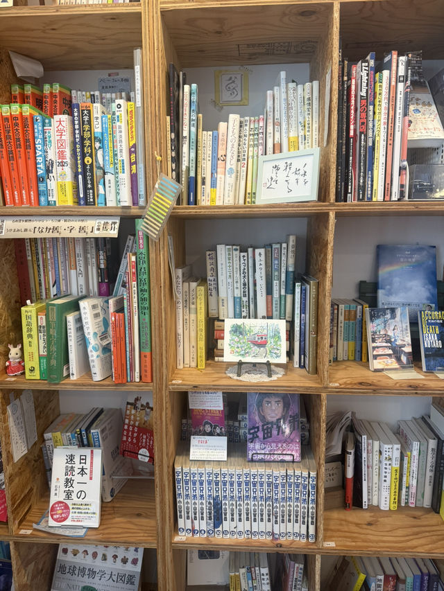 📚木更津駅の新スポット！「駅の図書室 FLAT（フラット）」