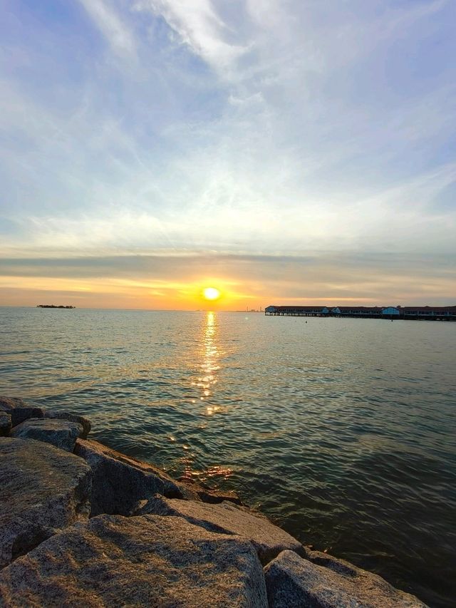 When the Sun Says Goodbye — Pantai Tanjung Gemuk Magic