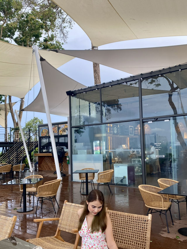  Starbucks บนเนิน วิวทะเล 200° สวยมาก! 🌊