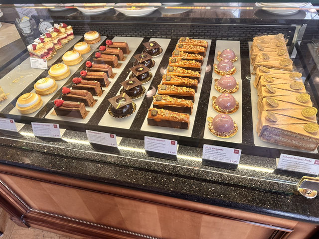 在擁有帝國風格的奧地利維也納中央咖啡館（Café Central）喝下午茶☕️
