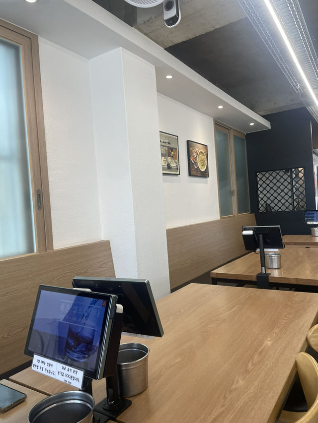 국물 한 숟갈에 마음이 놓이는 곳, 신창동 바칼칼국수 