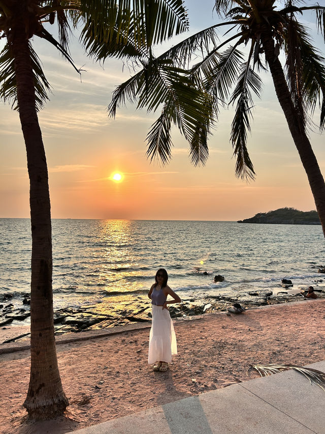 ชมพระอาทิตย์ตกที่ “หาดถ้ำพัง” เกาะสีชัง