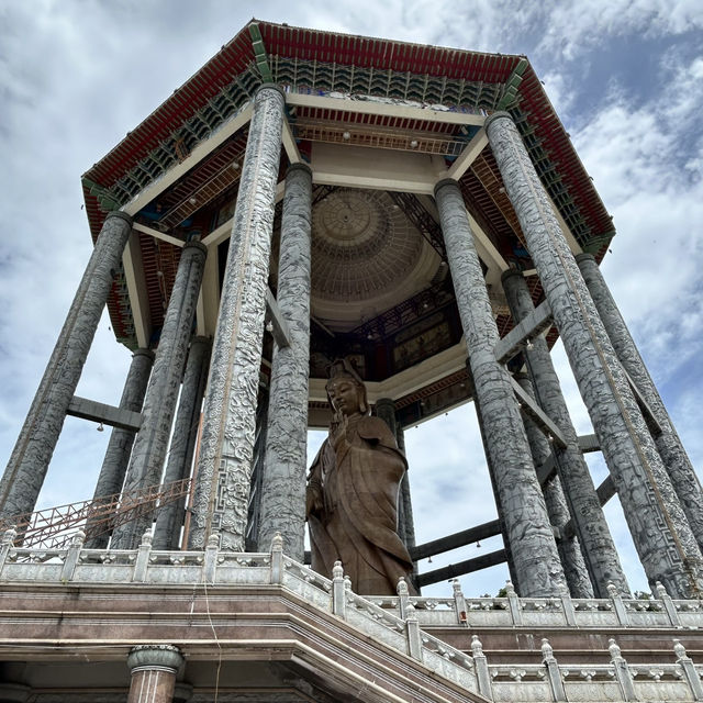 Solo Traveler's Guide to Kek Lok Si Temple: Penang's Majestic Buddhist Wonder** 🏯