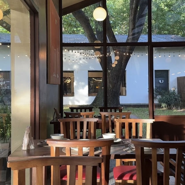  ทิวา & รษา Thai Kitchen and Café