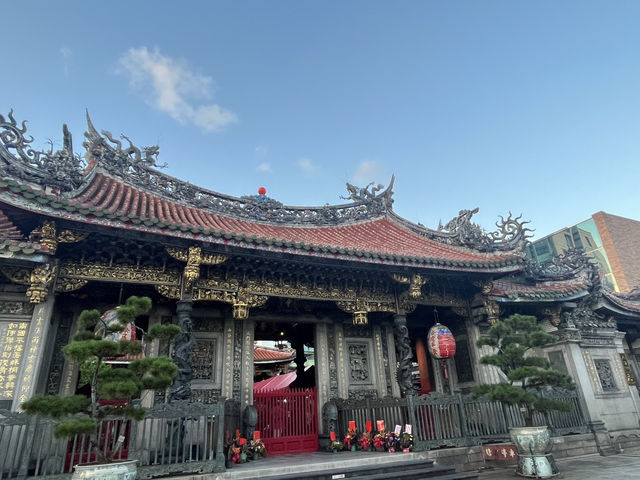 🛕 Calm Amid Chaos—Lungshan Temple, Taipei’s Spiritual Heart