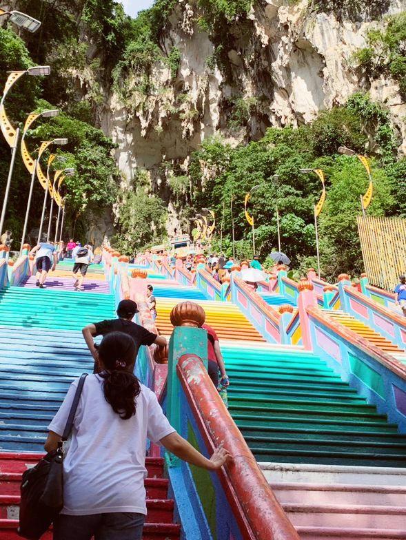 🌈 Batu Caves' Rainbow Staircase: Where Divine Beauty Meets 272 Colorful Steps to Heaven! 🕌 🌈 Batu Caves' Rainbow Staircase: Where Divine Beauty Meets 272 Colorful Steps to Heaven! 🕌