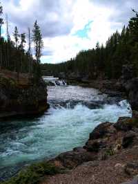 🌋 Yellowstone National Park – The Wild Heart of America