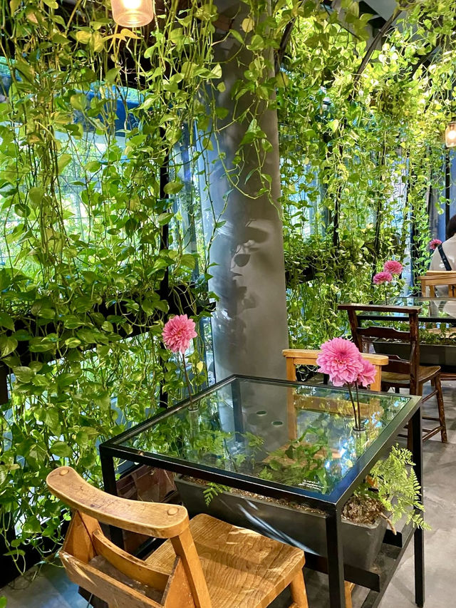 A Floral Café Oasis in the Heart of Omotesando 🌿🌸 A Floral Café Oasis in the Heart of Omotesando 🌿🌸