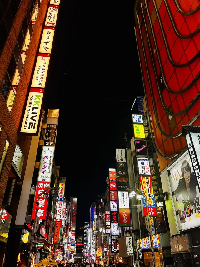 The Two Faces of Shinjuku: Serenity by Day, Neon Magic by Night ✨☀️