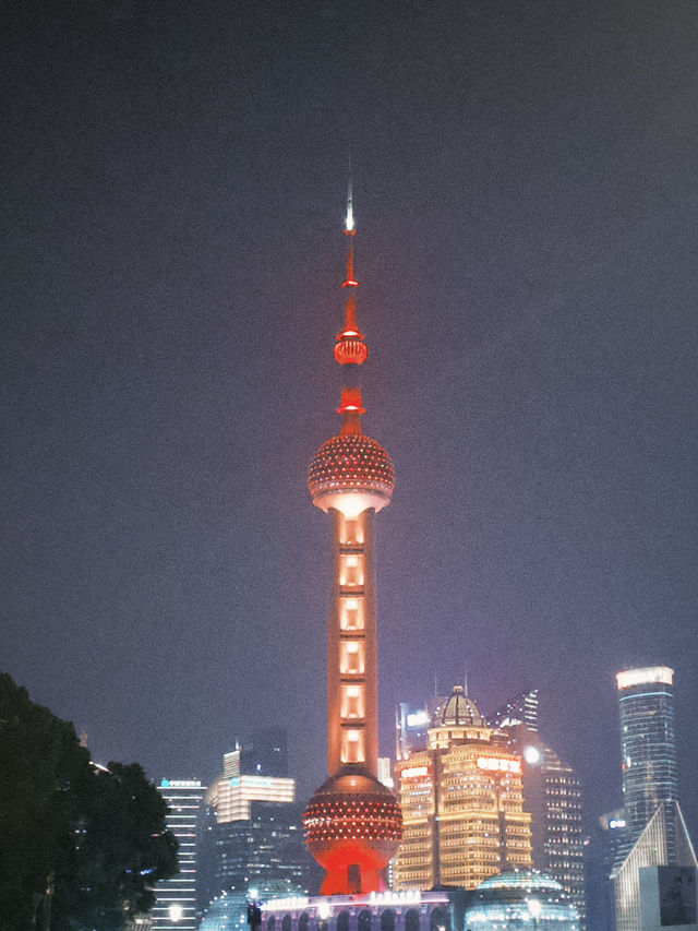 夜晚建築燈海下的人文風景🌃 夜晚建築燈海下的人文風景🌃
