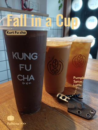 Kung Fu Cha เป็นร้านเครื่องดื่มที่มีเมนูให้เลือกหลากหลาย ตอบโจทย์ทั้งคนที่ชื่นชอบชานมไข่มุก ชาผลไม้ ชาเขียว กาแฟ และเครื่องดื่มโซดาสดชื่น จุดเด่นของร้านคือการคัดสรรวัตถุดิบคุณภาพ ผสมผสานกับสูตรเครื่องดื่มที่มีเอกลักษณ์ ทำให้ทุกแก้วมีรสชาติกลมกล่อม หอมชา และสามารถเลือกระดับความหวานหรือปริมาณน้ำแข็งได้ตามความชอบ จึงเหมาะกับลูกค้าทุกวัย
เมนูยอดนิยมของ Kung Fu Cha ได้แก่ ชานมไข่มุกที่มีกลิ่นหอมของชาและความนุ่มหนึบของไข่มุกกำลังดี ชาไทยรสเข้มข้นที่ให้รสหวานมันกำลังพอดี ชาเขียวมัทฉะสำหรับผู้ที่ชื่นชอบรสชาติชาแท้ รวมถึงชาผลไม้ที่ให้ความสดชื่น เช่น ชามะนาว ชาพีช หรือชาเสาวรส ซึ่งเหมาะสำหรับดื่มคลายร้อน นอกจากนี้ยังมีเมนูนมสด โกโก้ และกาแฟสำหรับลูกค้าที่ต้องการความหลากหลายมากยิ่งขึ้น
อีกหนึ่งจุดเด่นของร้านคือท็อปปิ้งที่มีให้เลือกหลายชนิด ไม่ว่าจะเป็นไข่มุกบราวน์ชูการ์ บุก คริสตัลเจลลี่ พุดดิ้ง หรือวุ้นหลากรสชาติ ช่วยเพิ่มความสนุกในการดื่มและสามารถปรับแต่งเครื่องดื่มให้ตรงกับความชอบของแต่ละคนได้อย่างลงตัว ลูกค้าจึงสามารถสร้างเมนูในแบบของตัวเองได้ทุกครั้งที่มาใช้บริการ
บรรยากาศของร้านมีความสะอาด เป็นระเบียบ และให้บริการอย่างเป็นกันเอง พนักงานพร้อมแนะนำเมนูใหม่หรือเมนูยอดนิยมสำหรับผู้ที่ยังตัดสินใจไม่ได้ การจัดเตรียมเครื่องดื่มมีความรวดเร็ว แม้ในช่วงเวลาที่มีลูกค้าจำนวนมากก็ยังสามารถให้บริการได้อย่างมีประสิทธิภาพ จึงเหมาะทั้งการซื้อกลับบ้านและสั่งผ่านบริการเดลิเวอรี
ในด้านราคา Kung Fu Cha ถือว่ามีความคุ้มค่าเมื่อเทียบกับคุณภาพของวัตถุดิบและปริมาณเครื่องดื่ม โดยมีตัวเลือกหลายระดับราคา ทำให้สามารถเลือกได้ตามงบประมาณ อีกทั้งยังมีโปรโมชั่นหรือเมนูพิเศษในบางช่วงเวลา เพิ่มความคุ้มค่าให้กับลูกค้าที่ติดตามข่าวสารของร้านเป็นประจำ
โดยรวมแล้ว Kung Fu Cha เป็นร้านเครื่องดื่มที่ตอบโจทย์ผู้ที่มองหาความหลากหลายของเมนู รสชาติอร่อย และสามารถปรับแต่งเครื่องดื่มได้ตามความต้องการ ไม่ว่าจะเป็นสายชานม ชาผลไม้ ชาเขียว กาแฟ หรือเมนูสดชื่นอื่น ๆ ก็มีให้เลือกอย่างครบครัน ด้วยรสชาติที่กลมกล่อม คุณภาพของวัตถุดิบ การบริการที่ดี และราคาที่สมเหตุสมผล ทำให้ Kung Fu Cha เป็นอีกหนึ่งร้านที่น่าแวะลิ้มลองสำหรับผู้ที่ต้องการเครื่องดื่มอร่อยในทุกโอกาส ทั้งดื่มระหว่างวัน พักผ่อนหลังเลิกงาน หรือซื้อเป็นเครื่องดื่มคู่กับมื้ออาหาร ก็สามารถสร้างความสดชื่นและเติมเต็มความสุขได้ในทุกแก้ว🎂☕️🌻🏡 #คาเฟ่ห้ามพลาด