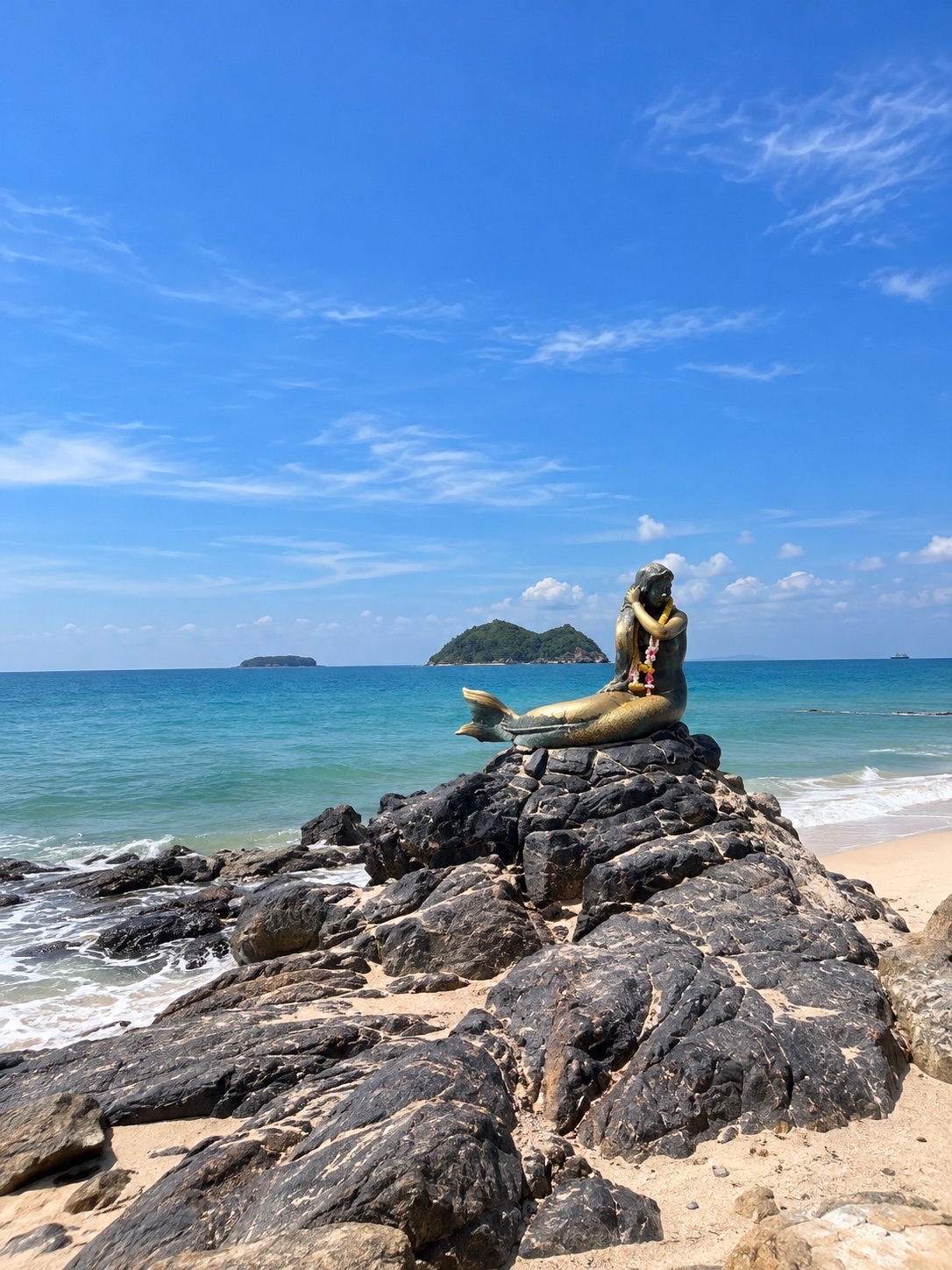 🧜‍♀️🌊 Samila Beach, Songkhla: The charm of the southern sea and the legend of the Golden Mermaid.