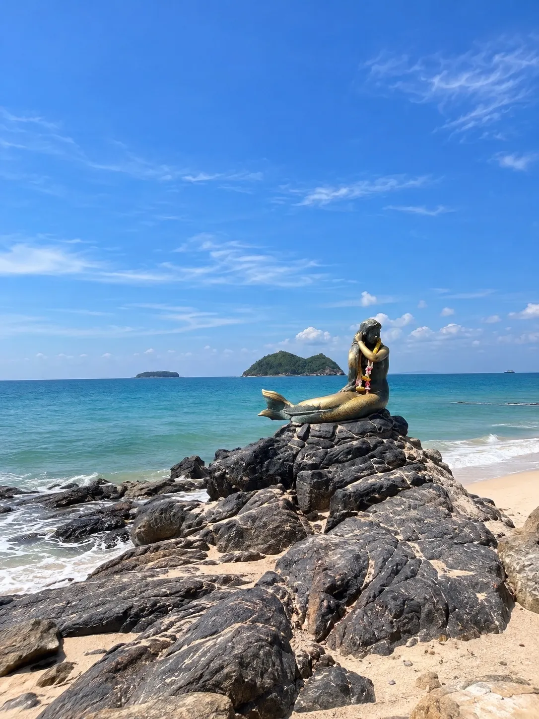 🧜‍♀️🌊 Samila Beach, Songkhla: The charm of the southern sea and the legend of the Golden Mermaid.