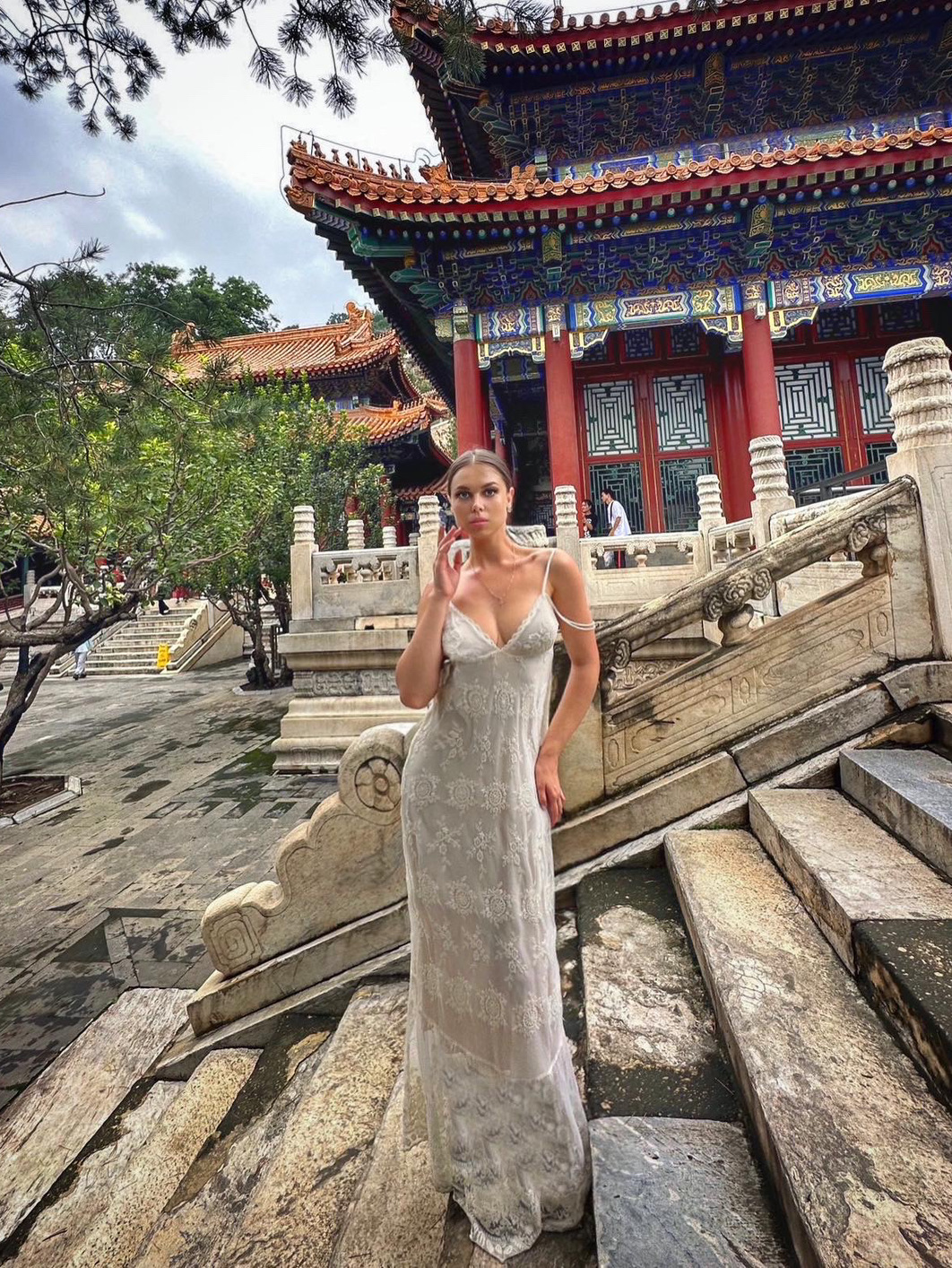 📌The Summer Palace, also known as Yiheyuan Park, is the largest imperial garden in Beijing and all of China that has been preserved to this day. The total area of the park is nearly 300 hectares.

📌What to see?

• The Renshou Hall Pavilion, located at the eastern gate. It serves as the centerpiece of the ensemble. This is where rulers conducted their state affairs. The pavilion is surrounded by black stones, symbolizing guardianship.

• The Long Corridor. It connects numerous structures located on the northern shore of the lake.

• The Foxiang Pavilion. To reach it, you need to climb either side of Paiyundian, pass through the Dehuidian Temple, and ascend about a hundred steps. This pavilion is a true symbol of the park. From its grounds, you can enjoy a magnificent view of the Zhulongcang Palace. You can also marvel at the stunning beauty of the Bronze Pavilion, which required over 200 tons of metal for its construction.

🎫Tickets: 60 yuan/adult
🕐Opening hours: 6:30 AM - 6:00 PM. It's best to visit in the morning when many tourists are still asleep, and even the locals are not in a rush to relax so early.