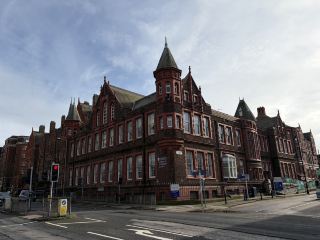 ⚙️ ค้นพบความสง่างามแบบอุตสาหกรรมของลิเวอร์พูลกับความยิ่งใหญ่ของ Mountford Hall! 🚶♂️🏛️
Mountford Hall ที่มหาวิทยาลัยลิเวอร์พูลเป็นอาคารคลาสสิกที่โดดเด่นตั้งอยู่ใจกลางเมือง ล้อมรอบด้วยชีวิตชีวาของเมือง—นึกถึงเฟืองที่หมุนและเครื่องจักรที่ส่งเสียงหึ่งๆ—สถานที่แห่งนี้ล้อมรอบด้วยเสาที่สวยงามและอาบแสงแดด เหมาะอย่างยิ่งสำหรับการถ่ายภาพ "อุตสาหกรรมบรรจบกับประวัติศาสตร์" อันเป็นเอกลักษณ์

🗺️ เส้นทางและประสบการณ์ที่แนะนำ:
เริ่มต้นการเดินเล่นของคุณที่ Mount Pleasant ตื่นตาตื่นใจกับด้านหน้าอาคาร Mountford Hall ที่สง่างามและด้านหน้าอาคารที่มีเสาเรียงราย เดินไปตามถนนเพื่อถ่ายภาพอาคารจากมุมต่างๆ โดยเฉพาะอย่างยิ่งเมื่อแสงแดดส่องกระทบกับงานหิน การผสมผสานระหว่างคนเดินเท้าและยานพาหนะคลาสสิกทำให้ได้ภาพเมืองที่มีชีวิตชีวา อย่าพลาดโอกาสที่จะสังเกตรายละเอียดทางสถาปัตยกรรมที่เป็นเอกลักษณ์—เฟืองและส่วนตกแต่งแบบเก่าๆ สะท้อนถึงมรดกของลิเวอร์พูลในฐานะศูนย์กลางอุตสาหกรรม

🤳 จุดถ่ายรูปยอดนิยม:
- ภาพมุมกว้างจากฝั่งตรงข้ามของ Mount Pleasant ที่แสดงให้เห็นเสาเรียงรายทั้งหมดที่ส่องสว่างด้วยท้องฟ้าแจ่มใส

- ภาพระยะใกล้ของเสาเพื่อเน้นพื้นผิวและลวดลายแบบอุตสาหกรรม

- ภาพวิวถนนที่มีผู้คนและรถยนต์เพื่อสัมผัสบรรยากาศที่คึกคักอย่างแท้จริง

💡 เคล็ดลับและข้อควรระวัง:
ควรไปเที่ยวช่วงกลางวันเพื่อแสงสว่างที่สุดและคนน้อยที่สุด เหมาะสำหรับการถ่ายรูป หากต้องการบรรยากาศที่ดี ควรไปช่วงบ่ายแก่ๆ เพื่อให้ได้แสงสีทองสวยงามและถนนที่คึกคัก โปรดระวังการจราจรและเก็บสัมภาระให้ปลอดภัยบนทางเท้าที่มีคนพลุกพล่าน เนื่องจากสภาพอากาศของลิเวอร์พูลเปลี่ยนแปลงได้อย่างรวดเร็ว ควรตรวจสอบพยากรณ์อากาศเสมอและพกเสื้อแจ็คเก็ตบางๆ ติดตัวไปด้วย แม้ว่าจะเป็นวันที่มีแดดจัดก็ตาม!

#ลิเวอร์พูล #สถาปัตยกรรม #ทริปวัฒนธรรม #นักสำรวจเมือง #วันแดดจัด