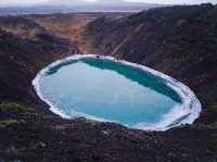 【冰島凱瑞斯火山湖：必到景點之一！冬天湖面結冰！】