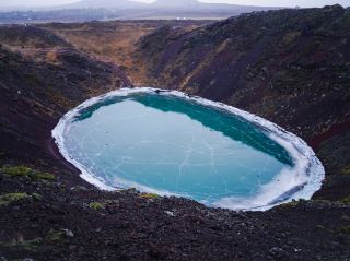 【冰島凱瑞斯火山湖：必到景點之一！冬天湖面結冰！】