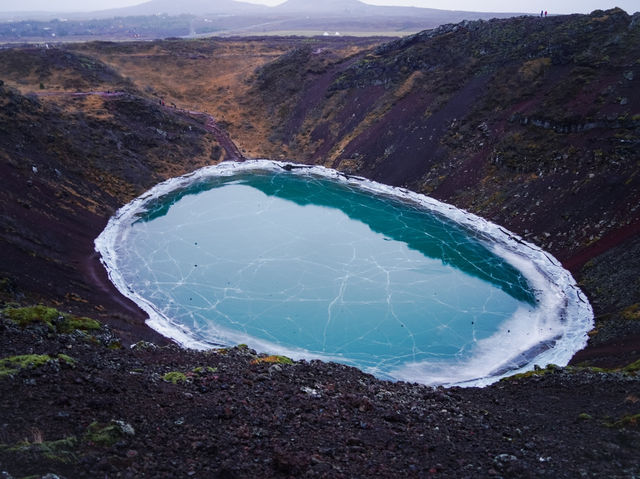 【冰島凱瑞斯火山湖：必到景點之一！冬天湖面結冰！】