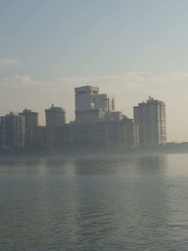 Marine Drive: A Stunning View of Mumbai’s Skyline