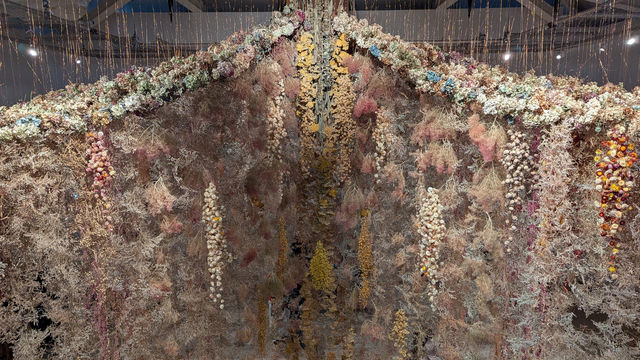 Saatchi Gallery: A Blooming Masterpiece 🌸🎨