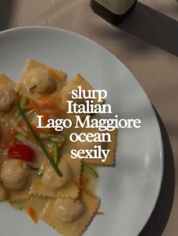 이탈리아에서 섹시하게 라고 마조레 바다를 홀짝홀짝 마시다