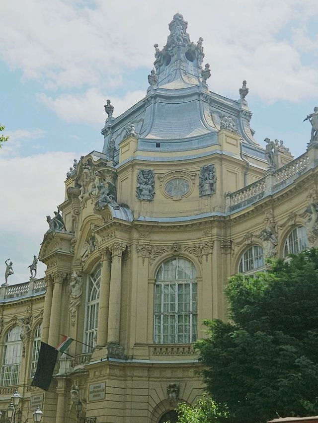 🏰 Discovering a Fairytale in Budapest: My Visit to Vajdahunyad Castle 🏰