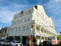 “Riverside Retreat: Roomy, Convenient & Charming”